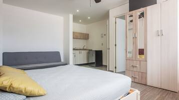 Estudio | Edredón, decoración personalizada, muebles diferentes y escritorio