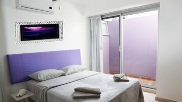 Estudio | Edredón, decoración personalizada, muebles diferentes y escritorio