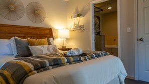 Deluxe Suite, 1 King Bed | Individually decorated, individually furnished, free WiFi, bed sheets - Playpark Lodge (South Lake Tahoe)