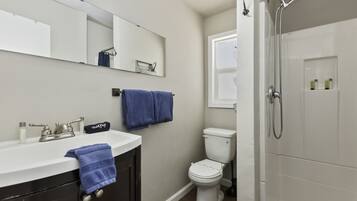 Family Suite, Multiple Beds | Bathroom