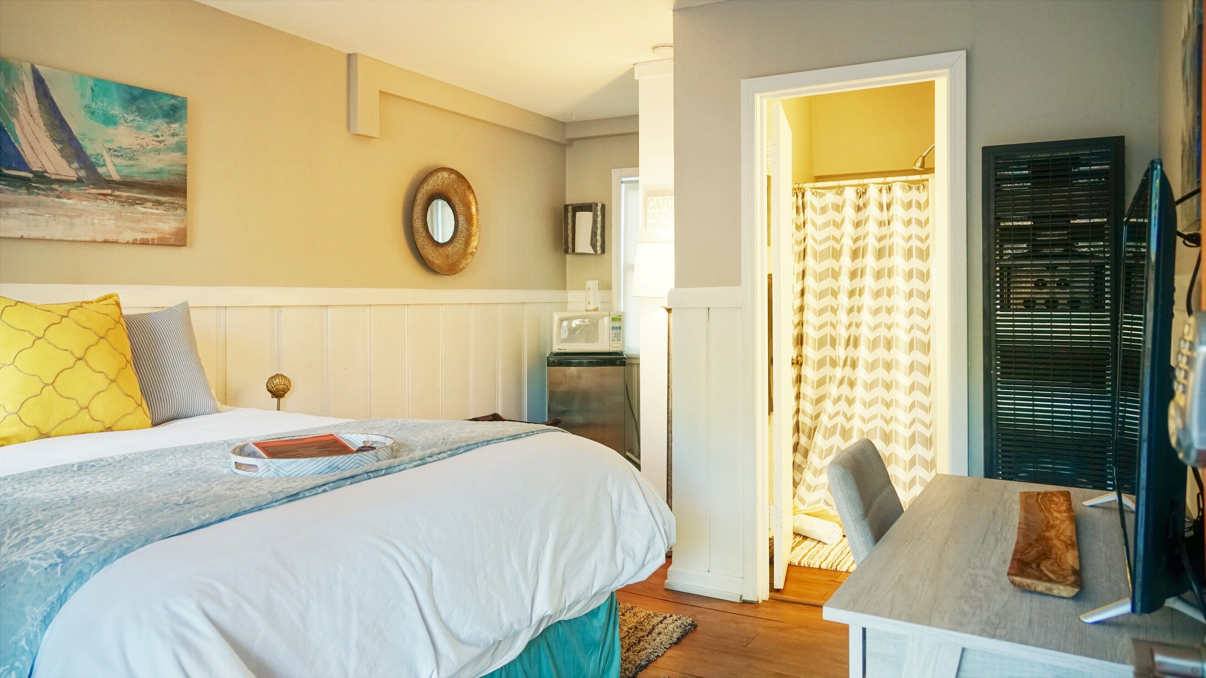 standard room, 1 queen bed | individually decorated, individually furnished, free wifi, bed sheets