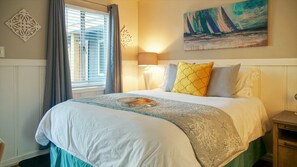 Standard Room, 1 Queen Bed | Individually decorated, individually furnished, free WiFi, bed sheets - Playpark Lodge (South Lake Tahoe)