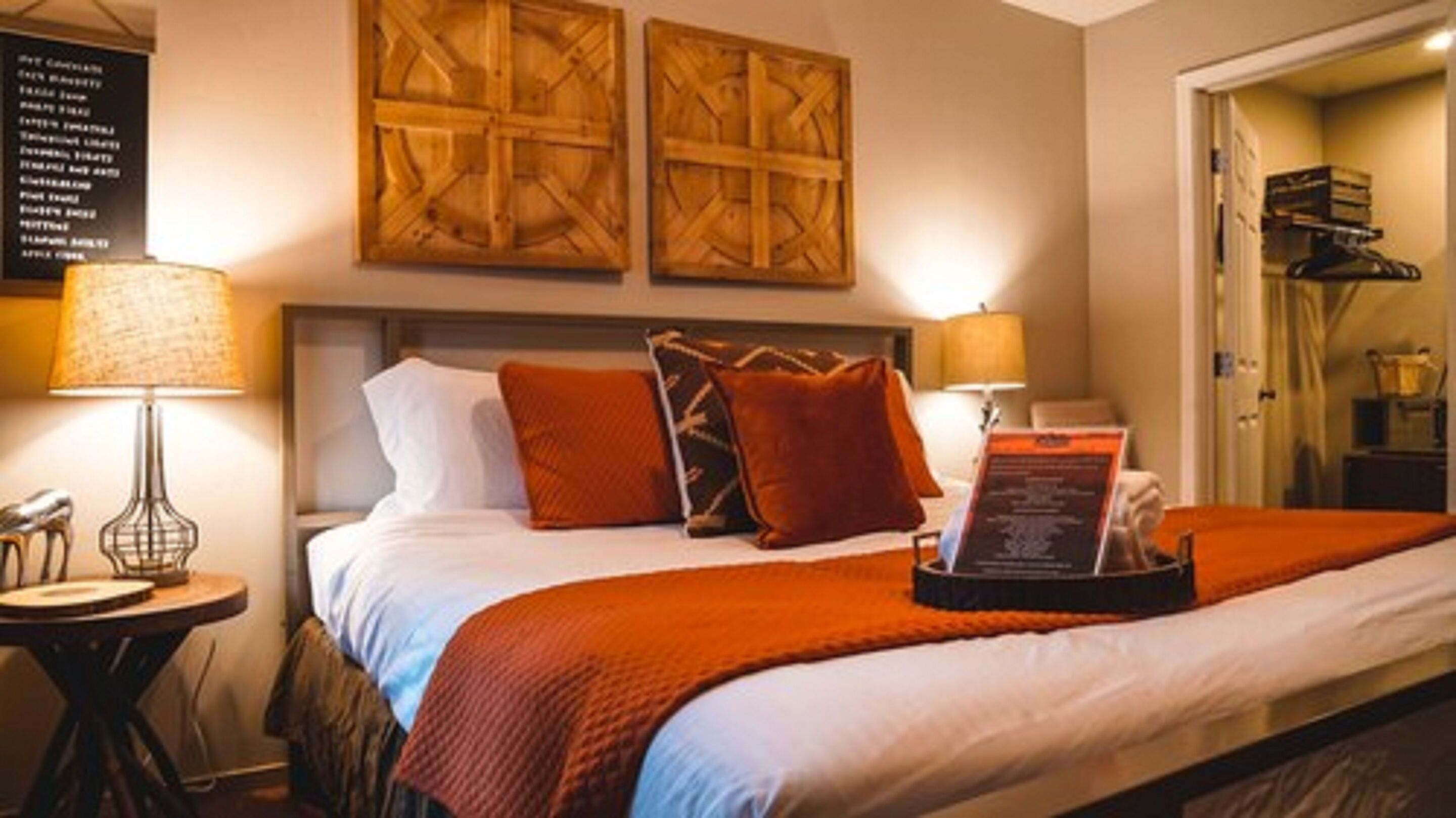 deluxe room, 1 queen bed | individually decorated, individually furnished, free wifi, bed sheets