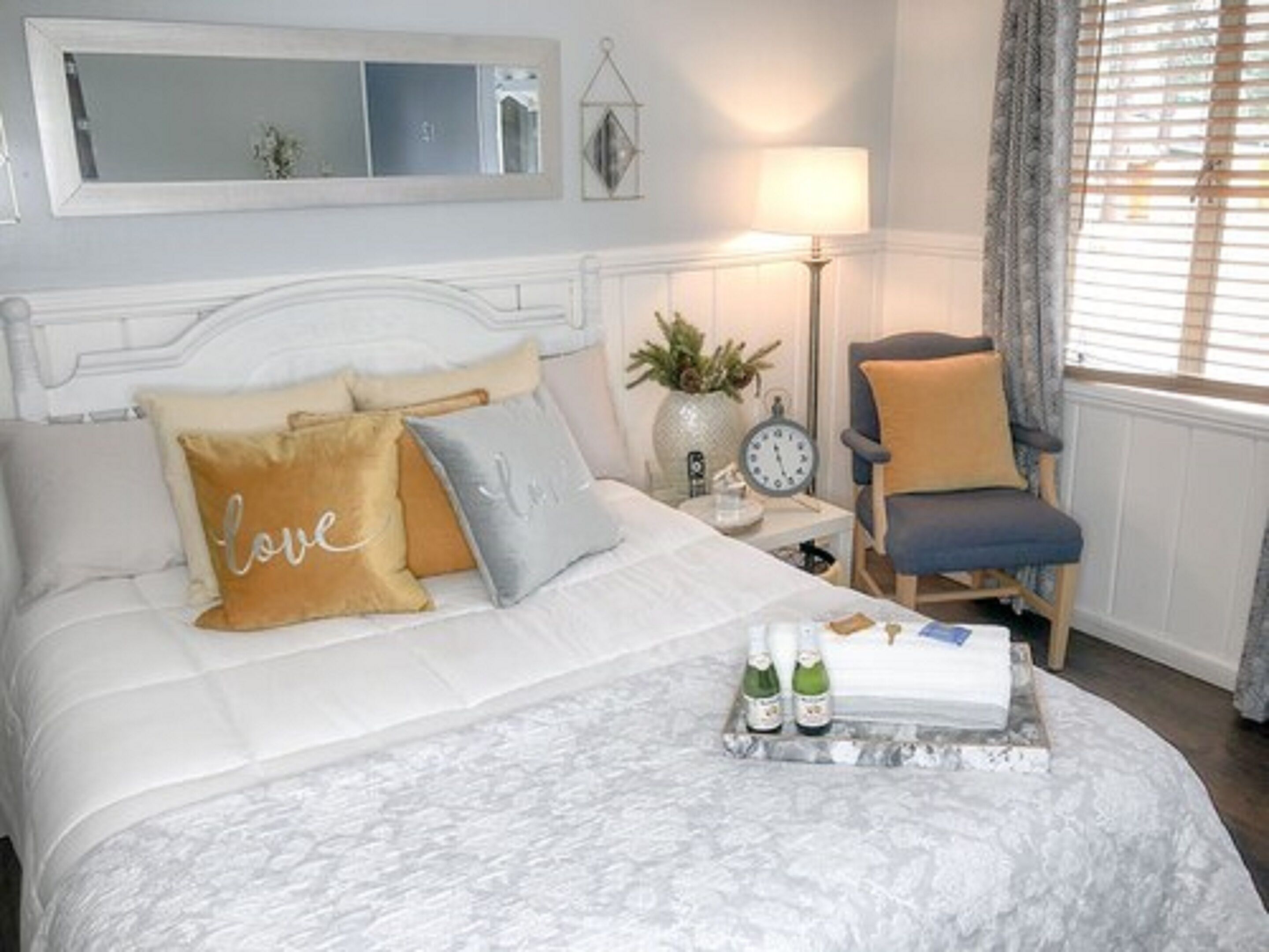 standard room, 1 queen bed | individually decorated, individually furnished, free wifi, bed sheets