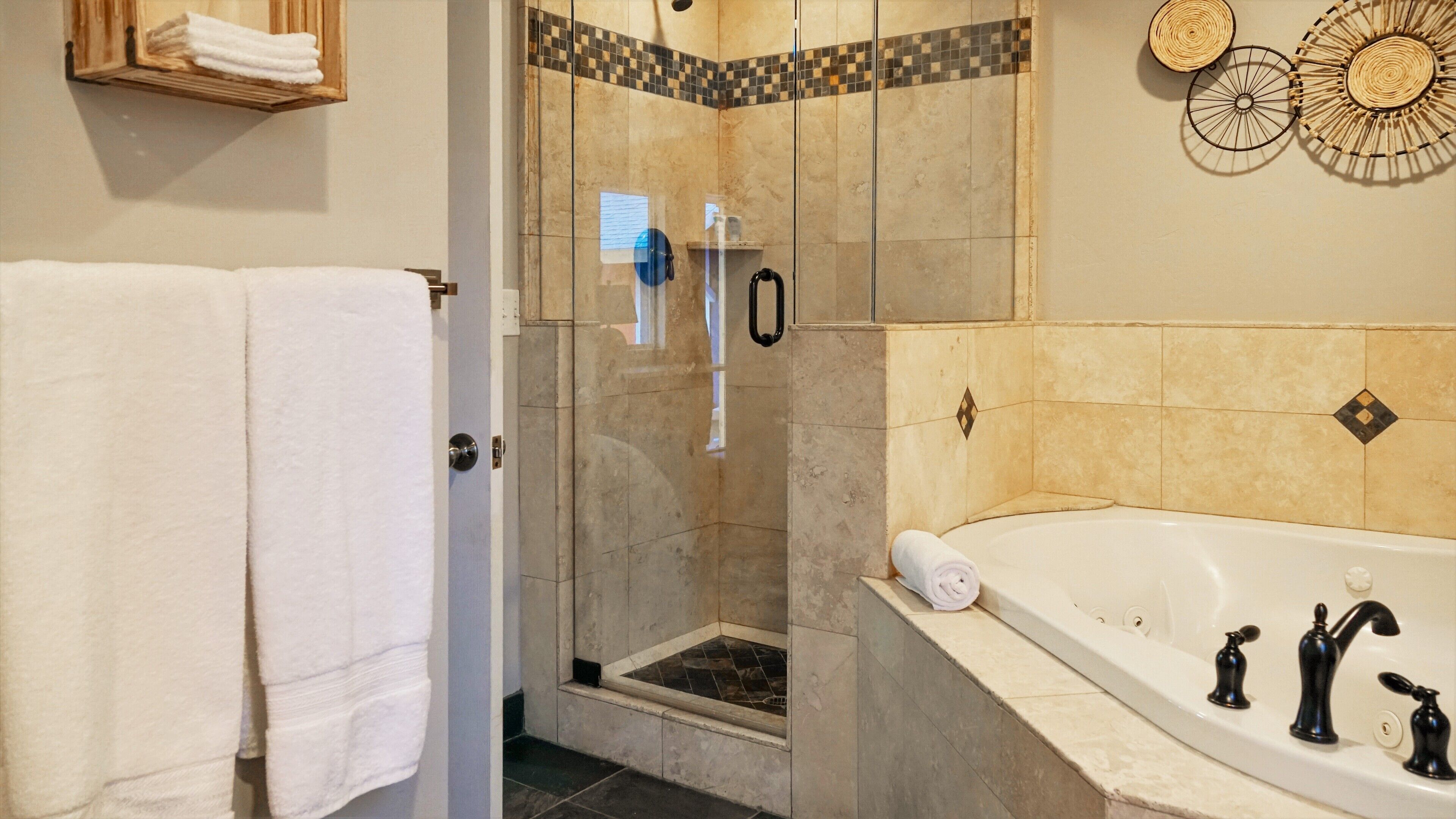 deluxe suite | jetted bathtub