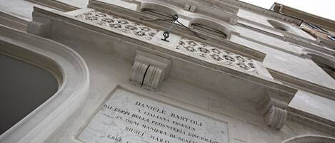 Vista frontal de la propiedad