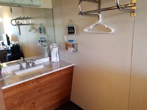 Kamar Basic | Kamar mandi | Kombinasi shower/bathtub, pengering rambut,  dan handuk