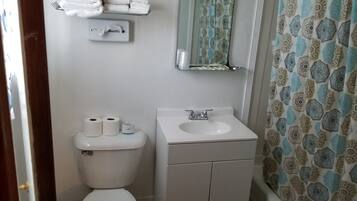 Basic Room | Bathroom | Combined shower/tub, hair dryer, towels