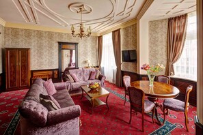 Presidential Suite | Frette Italian sheets, hypo-allergenic bedding, Select Comfort beds - Atlas Deluxe (Lviv)