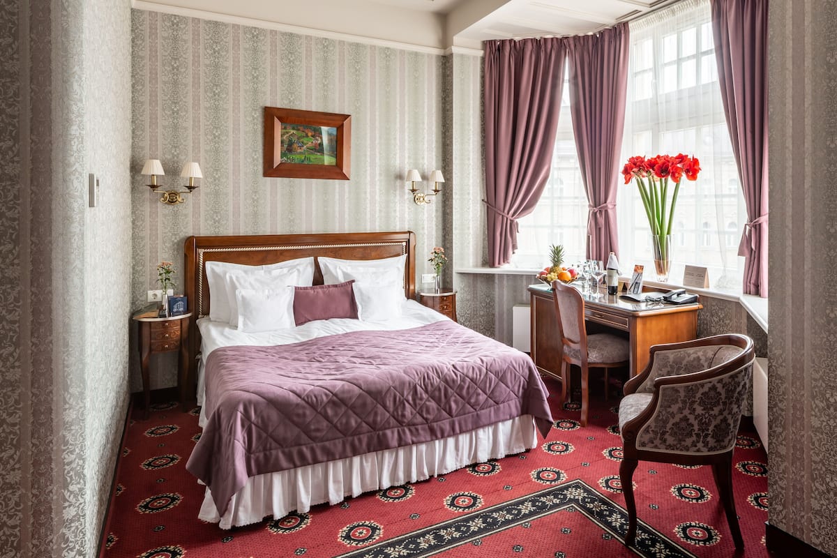 Deluxe tweepersoonskamer, balkon | Italiaanse Frette-lakens, hypoallergeen beddengoed