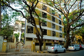 Un immeuble à plusieurs étages sur lequel on peut lire l’inscription « HÔTEL ALCART ».