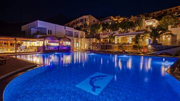 4 من حمّامات السباحة الخارجية، مظلات على حمّام السباحة، مقاعد للتشمس