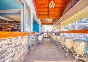 Bar junto a la piscina