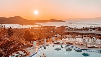 4 من حمّامات السباحة الخارجية، مظلات على حمّام السباحة، مقاعد للتشمس