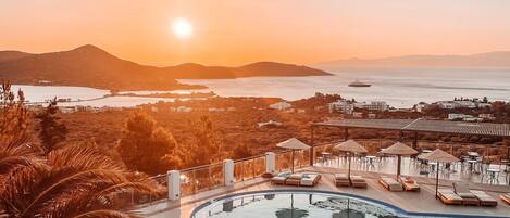 4 outdoor pools, pool umbrellas, sun loungers