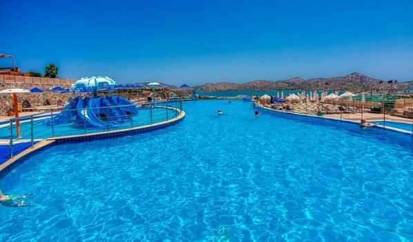 4 piscinas externas, guarda-sóis, espreguiçadeiras