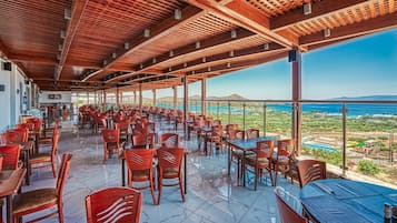 2 間餐廳;供應早餐、午餐、晚餐;多國菜