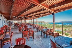 2 restaurants, breakfast, lunch, dinner served; international cuisine