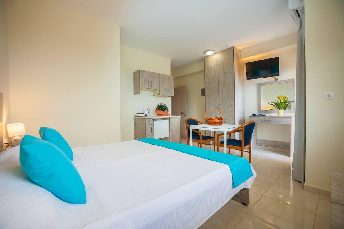 Ein Hotelzimmer mit Bett, Schreibtisch und Stuhl.