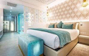 Junior Suite Swim Up | Oppholdsområde | En 27-tommers Flatskjerm-TV med Parabol-TV samt TV