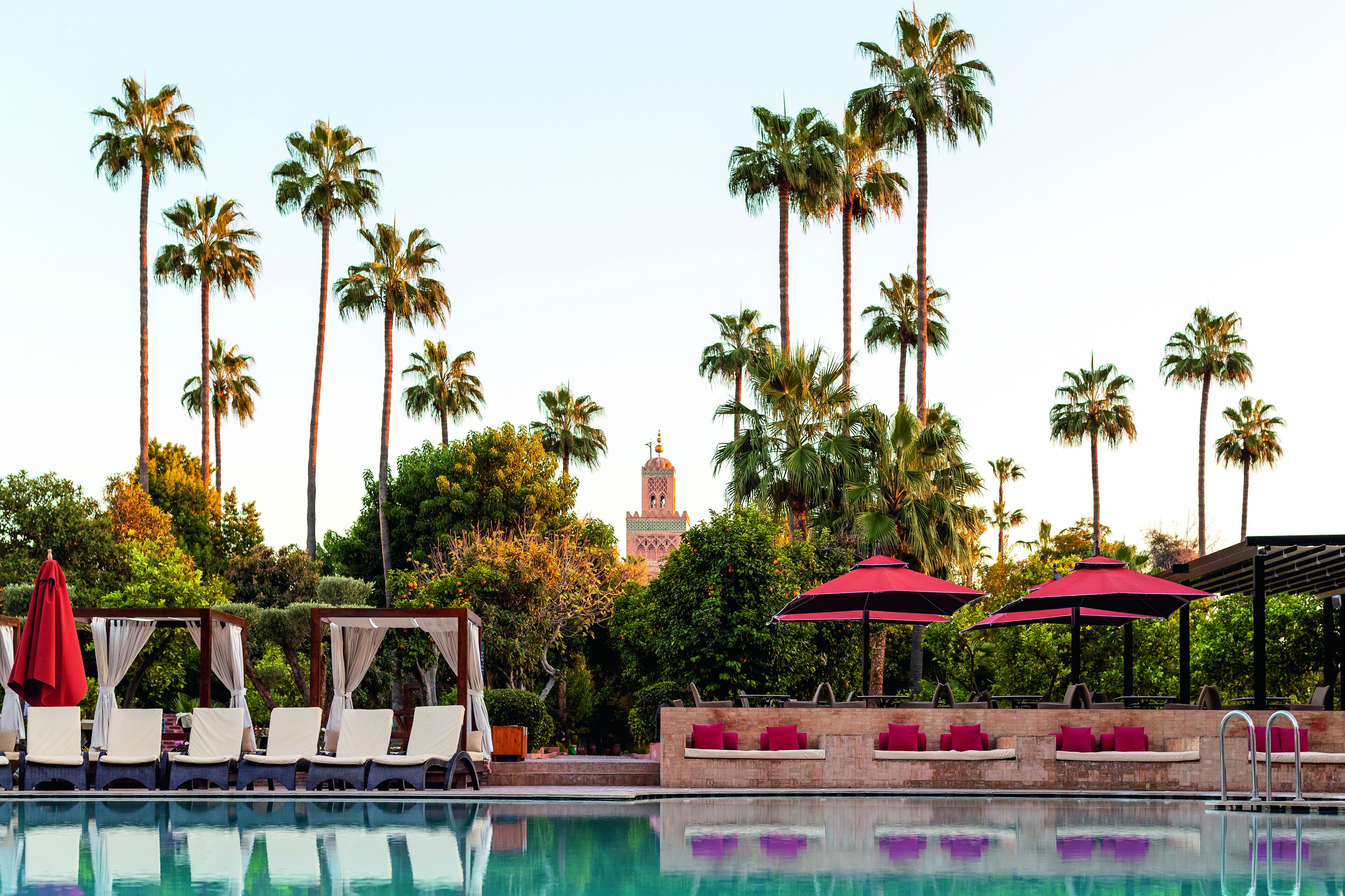 2 Außenpools, geöffnet von 10:00 Uhr bis 18:00 Uhr, Sonnenschirme