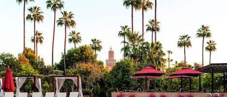 2 piscines extérieures, parasols de plage, chaises longues