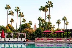 2 piscine all'aperto, ombrelloni da piscina, lettini