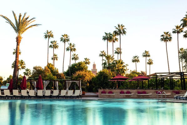 2 albercas al aire libre, sombrillas en la alberca y camastros