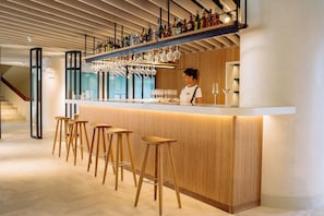 Bar Ă cocktail, vue sur la piscine, ouvert tous les jours