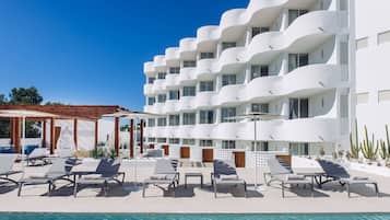 Piscine couverte, 3 piscines extérieures, parasols de plage