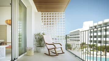 Junior suite, terras, uitzicht op zwembad | Balkon