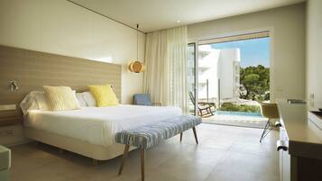 Junior suite, privézwembad | Een minibar, een kluis op de kamer, een bureau, verduisterende gordijnen