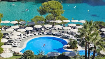 Inomhuspool, 3 utomhuspooler, parasoller och solstolar