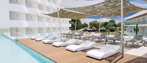 Indoor pool, 3 outdoor pools, pool umbrellas, pool loungers