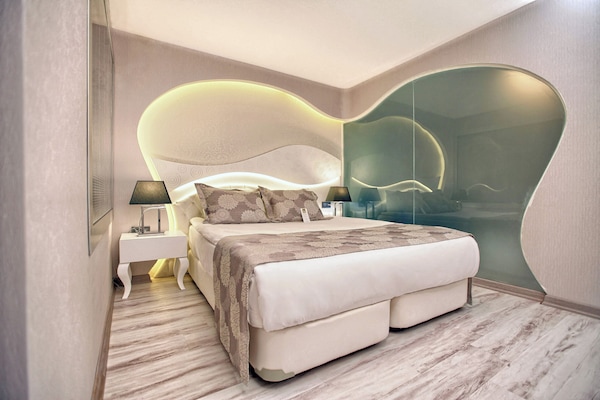 Suite (Jacuzzi) | 1 dormitorio, ropa de cama de alta calidad, minibar y caja fuerte