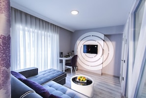 Ático ejecutivo, terraza (Jacuzzi) | Zona de estar | Una televisión LED