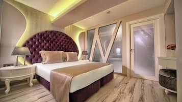 Suite (Jacuzzi) | 1 dormitorio, ropa de cama de alta calidad, minibar y caja fuerte