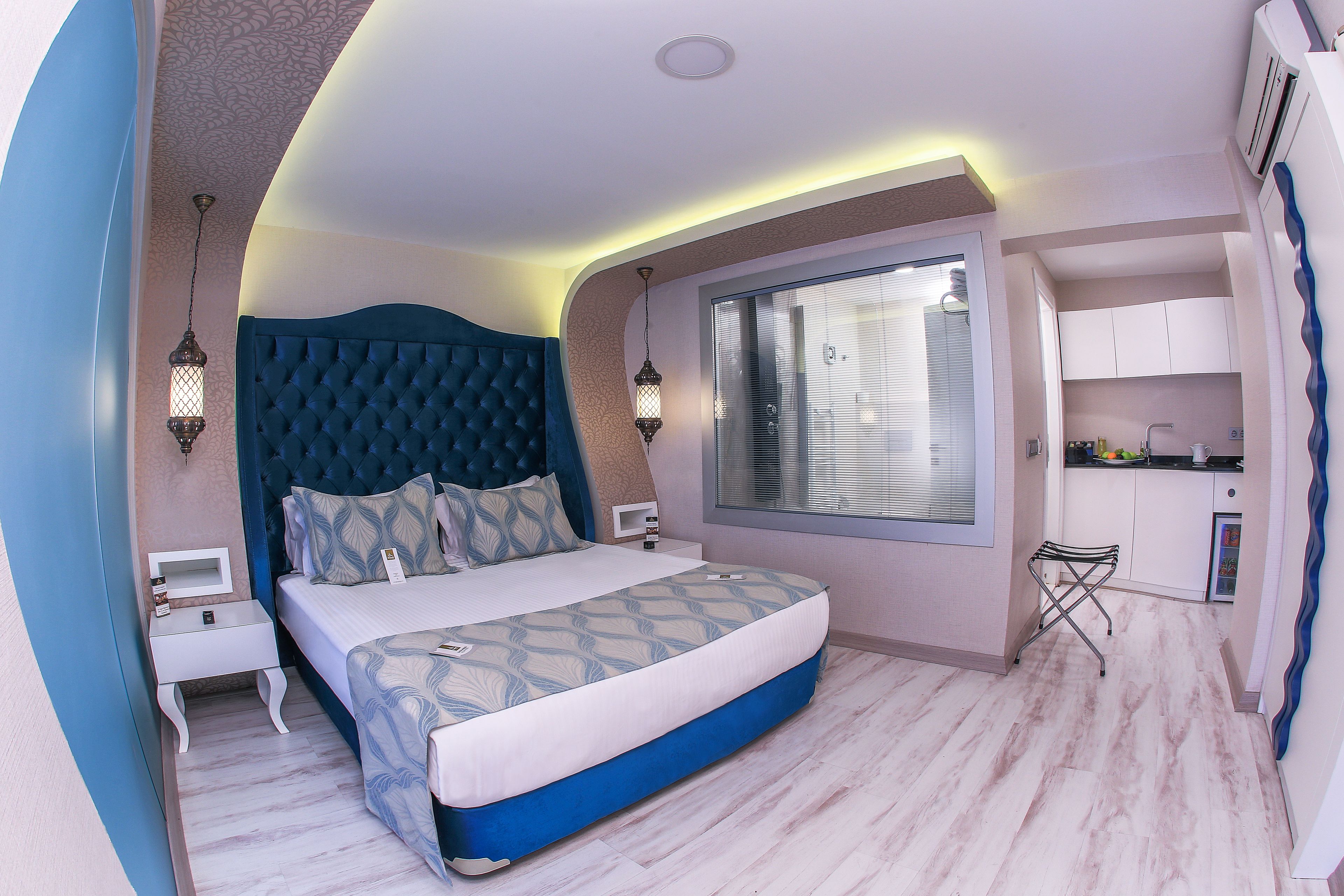 suite (jacuzzi) | 1 bedroom, premium bedding, minibar, in-room safe