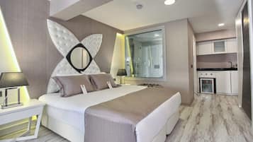 Suite (Jacuzzi) | 1 bedroom, premium bedding, minibar, in-room safe