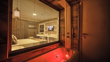 Bañera con ducha, bañera de hidromasaje, secador de pelo, pantuflas