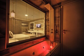 Suite (Jacuzzi) | Bathroom | Combined shower/tub, jetted tub, hair dryer, slippers - Demonti Otel (Ankara)