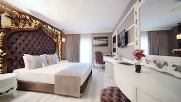 Suite (Jacuzzi) | 1 dormitorio, ropa de cama de alta calidad, minibar y caja fuerte