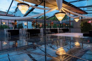 供應早餐、午餐、晚餐；多國菜