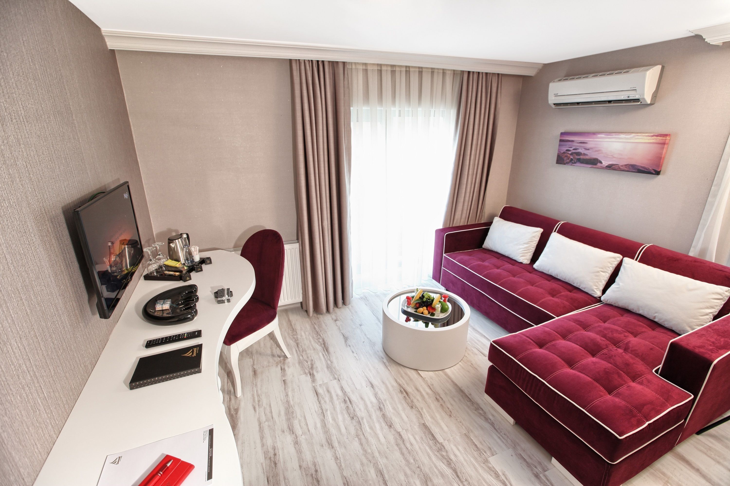 suite (jacuzzi) | 1 bedroom, premium bedding, minibar, in-room safe