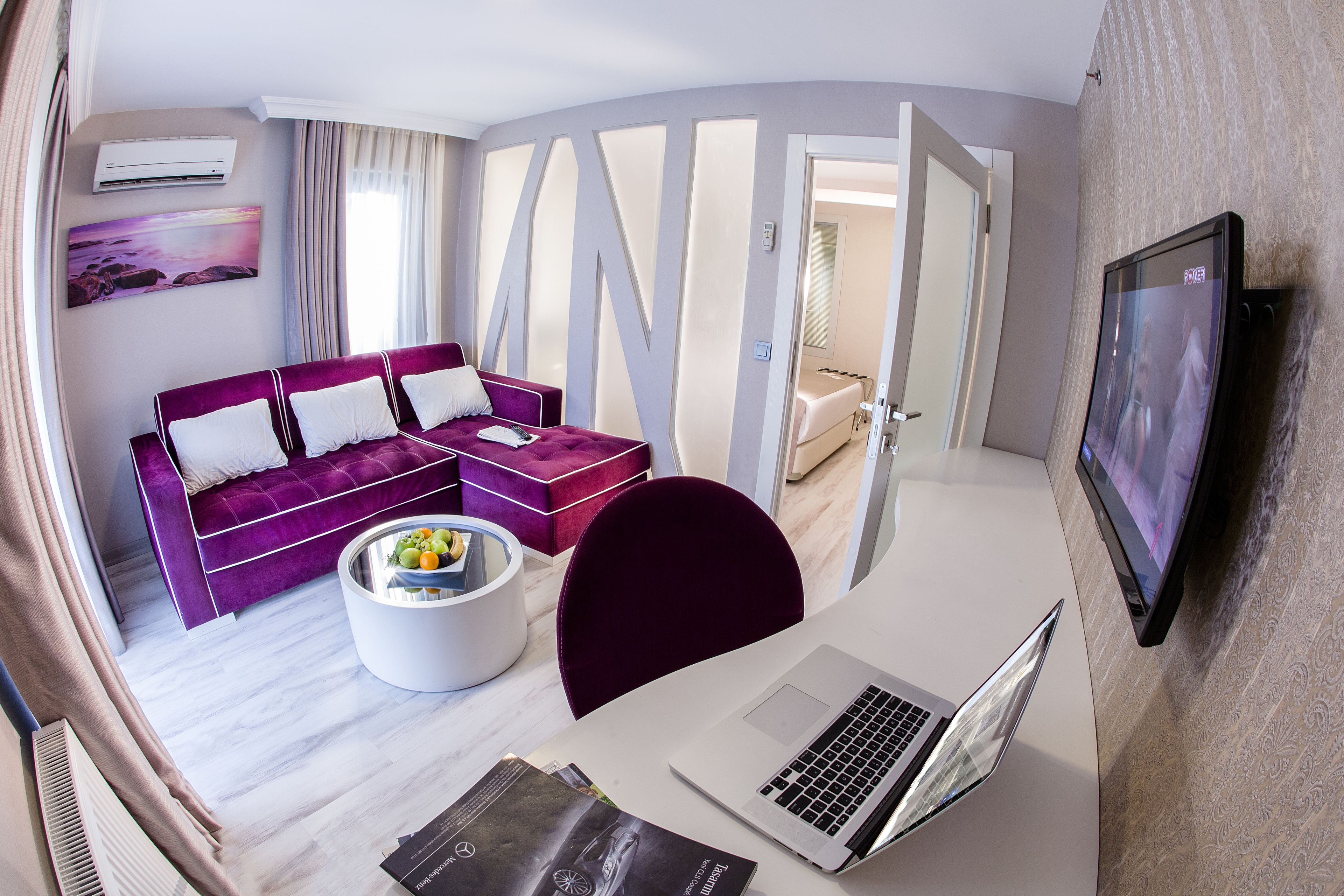 Suite (Jacuzzi) | Living room | LED TV