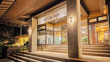 Un edificio con un letrero que dice 'Mount View Hakone' en la entrada, que presenta una escalera que sube hacia las puertas.