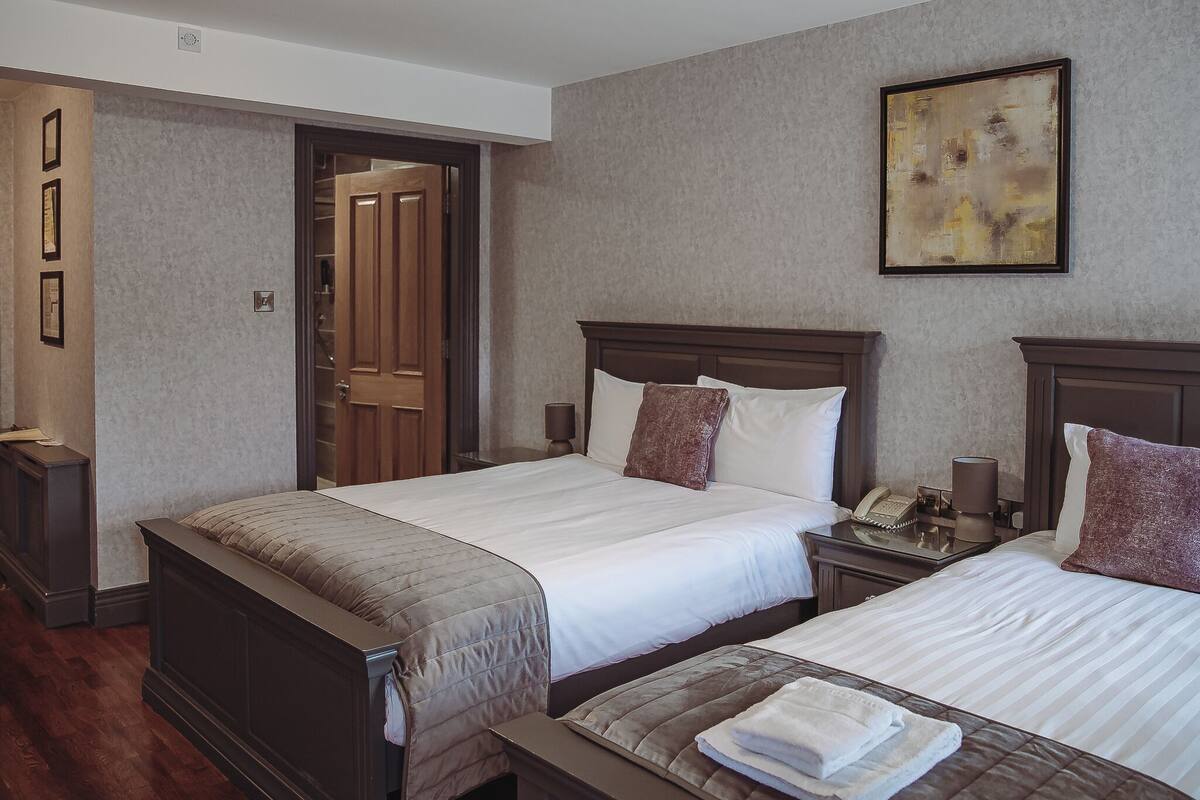 Triple Room | Iron/ironing board, free WiFi, bed sheets