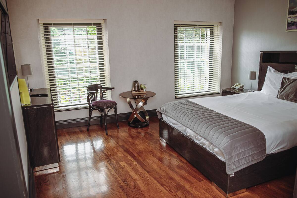 Double Room, Accessible | Iron/ironing board, free WiFi, bed sheets