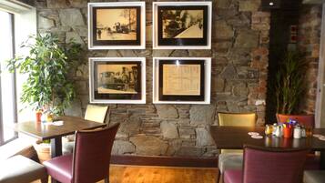 Melayani sarapan, makan siang, makan malam; sajian masakan Irlandia