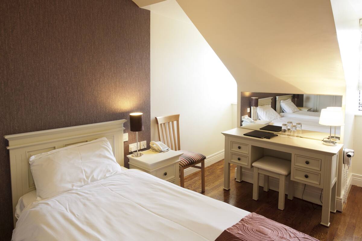 Iron/ironing board, free WiFi, bed sheets